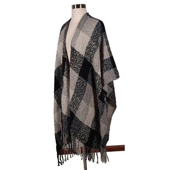 Woolrich Fringed Cape Shawl Wrap Fleece Polyester Black Gray Plaid Poncho One Sz - Picture 2 of 12